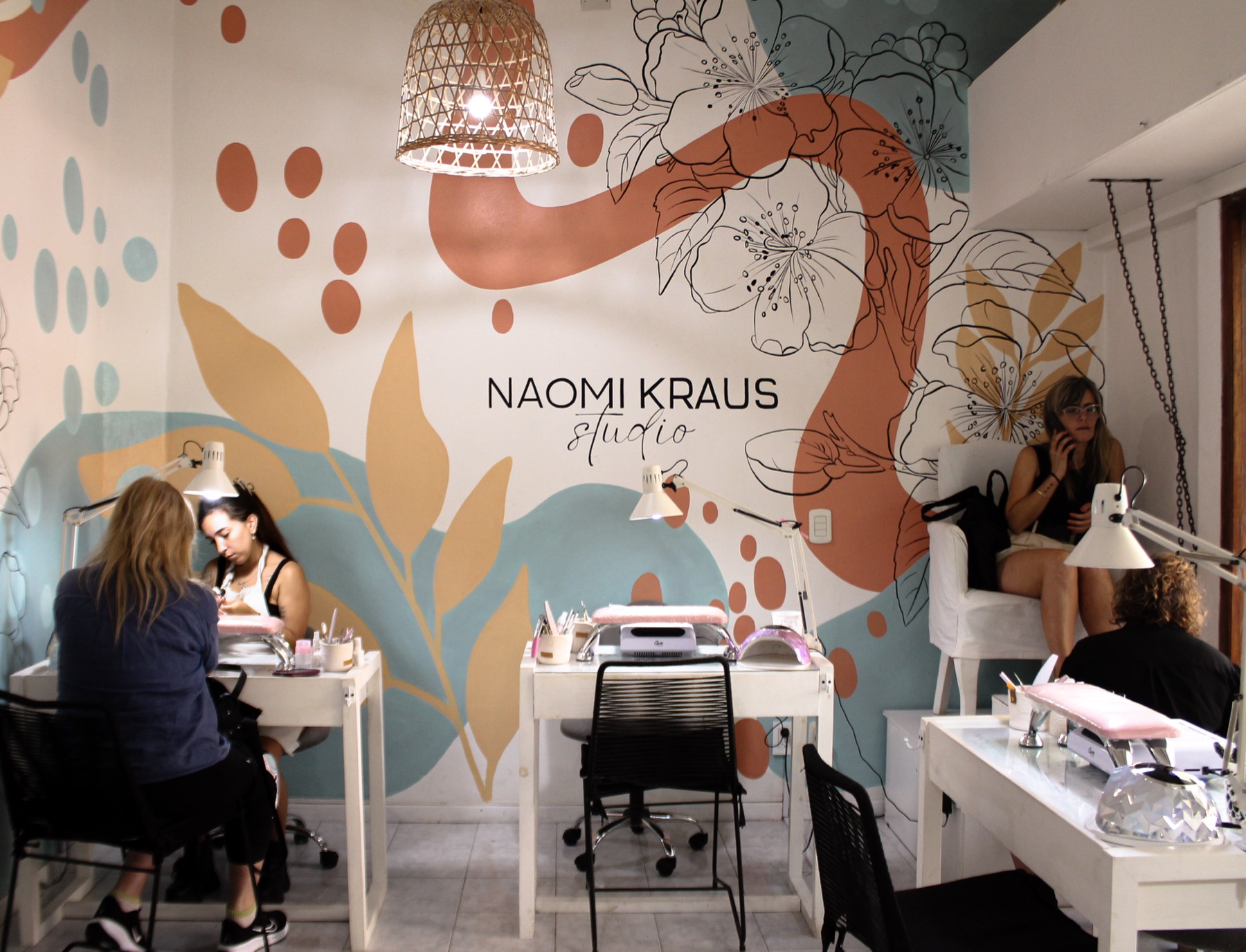 El salón de Naomi Kraus Studio, con su mural floral