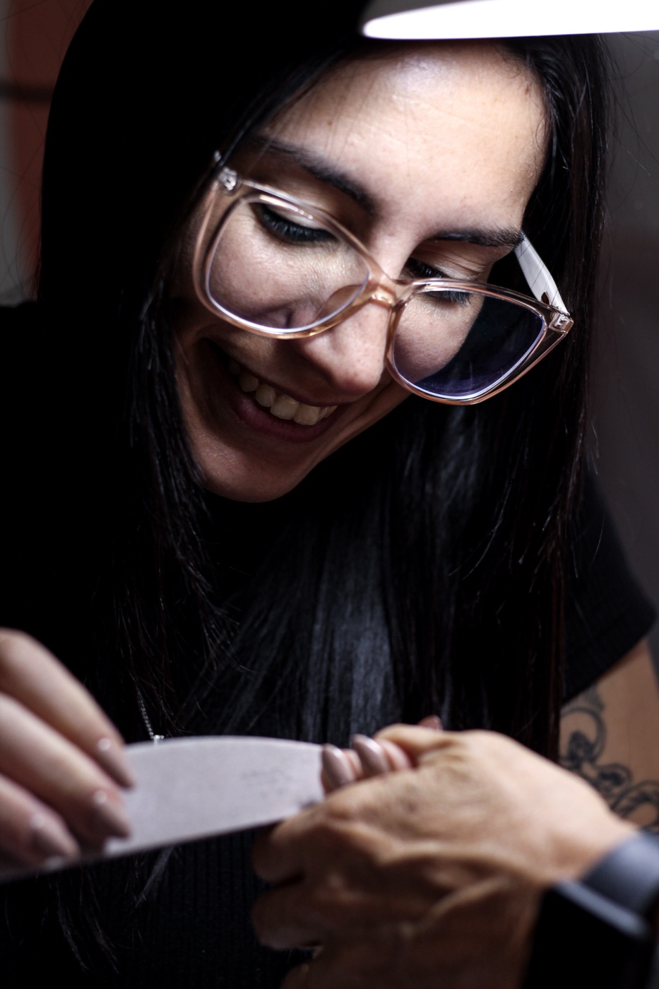 Clienta durante su manicura