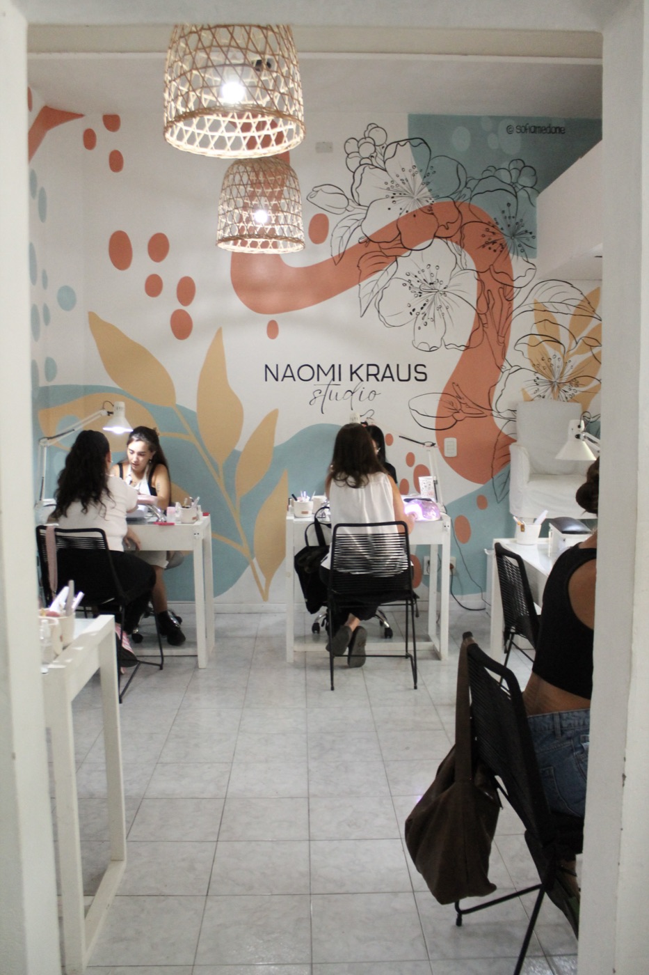 Vista completa del salón en actividad